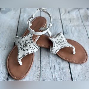 Pierre Dumas Women's Rosetta  Whipstitch Thong Low Heel
Casual Sandals Size 7 💗